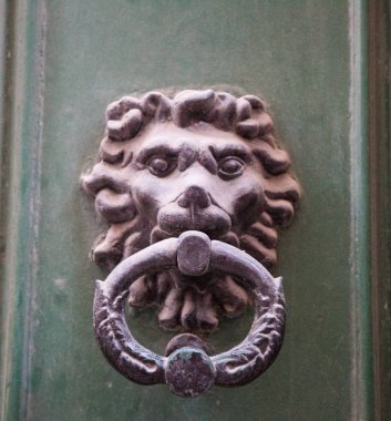 Ahşap bir kapı üzerinde eski paslı demir aslan baş kapı tokadı. Mdina, Malta