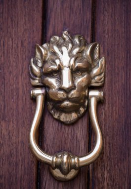 Ahşap bir kapı üzerinde eski altın demir aslan baş kapı knocker. Mdina, Malta