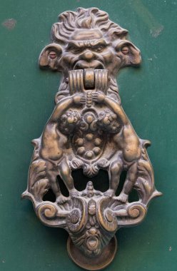 Eski tarz dekoratif bronz kapı kolu ahşap yeşil kapı, kendine özgü özelliği ve Mdina Malta sembolü.