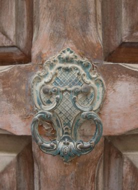 Eski tarz dekoratif bronz kapı kolu ahşap bir kapı, kendine özgü özelliği ve Mdina Malta sembolü.