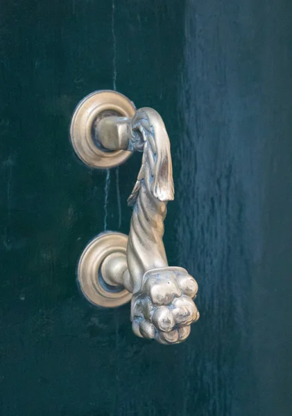Une poignée de porte en bronze décorative de style ancien sur une porte en bois, la caractéristique distinctive et le symbole de Malte à Mdina . — Photo