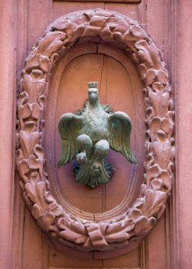 Eski tarz dekoratif bronz kapı kolu ahşap bir kapı, kendine özgü özelliği ve Mdina Malta sembolü.