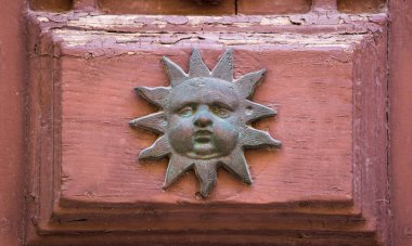 Eski tarz dekoratif bronz kapı kolu ahşap bir kapı, kendine özgü özelliği ve Mdina Malta sembolü.