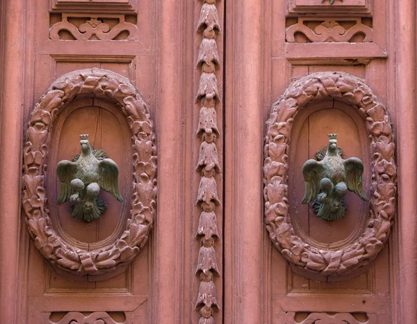 Eski tarz dekoratif bronz kapı kolu ahşap bir kapı, kendine özgü özelliği ve Mdina Malta sembolü. — Stok fotoğraf