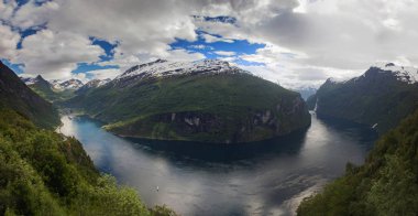 Geiranger fiyort dağ bakış açısından manzara panoramik hava geniş açı. Yüksek çözünürlüklü panorama, Geirangerfjord, Norveç.