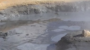 İzlanda jeotermal bölgesi Namafjall - Hverir alan alanında. Çamur ve Kaplıcalar kaynar hangi havuzları manzara. Turistik ve doğal konumlar.