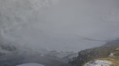 İzlanda jeotermal bölgesi Namafjall - Hverir alan alanında. Çamur ve Kaplıcalar kaynar hangi havuzları manzara. Turistik ve doğal konumlar.
