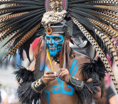 Mexico City, Meksika - 30 Nisan 2017. Aztek dansçılar Zocalo meydanında dans