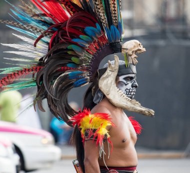 Mexico City, Meksika - 30 Nisan 2017. Aztek dansçılar Zocalo meydanında dans