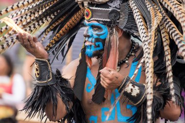 Mexico City, Meksika - 30 Nisan 2017. Aztek dansçılar Zocalo meydanında dans