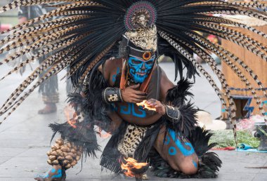 Mexico City, Meksika - 30 Nisan 2017. Aztek dansçılar Zocalo meydanında dans