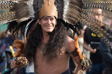 Mexico City, Meksika - 30 Nisan 2017. Aztek dansçılar Zocalo meydanında dans