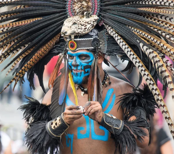 Mexico City, Meksyk-30 kwietnia 2017. Tancerze Aztec tańczą na placu Zocalo — Zdjęcie stockowe