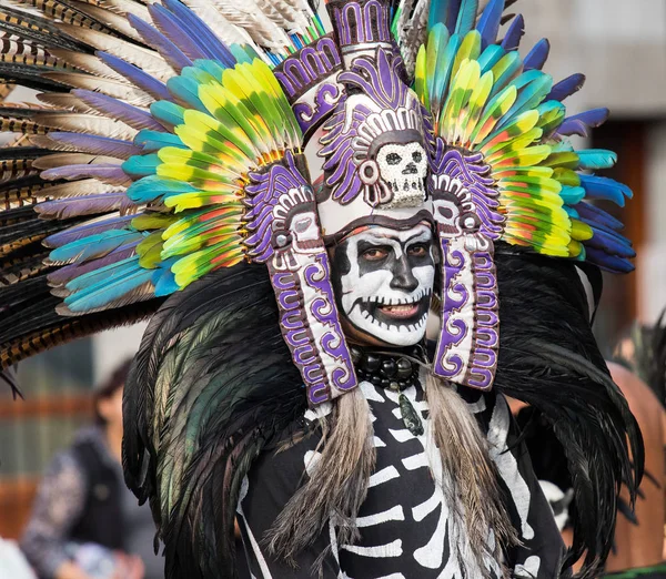 Mexico City, Meksika - 30 Nisan 2017. Aztek dansçılar Zocalo meydanında dans — Stok fotoğraf