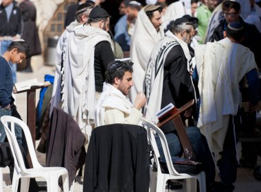 Kudüs, İsrail - 18 Şubat 2013: Kudüs'teki Ağlama duvarında Bar Mitzvah ritüeli. Bar Mitzvah olan 13 yaşındaki bir çocuk ahlaki ve etik olarak kararlarından ve eylemlerinden sorumludur.