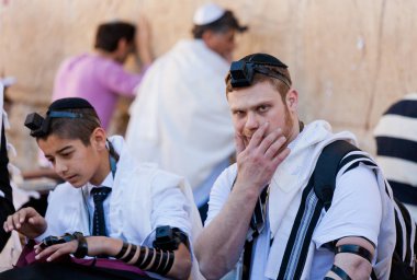 Kudüs, İsrail - 18 Şubat 2013: Kudüs'teki Ağlama duvarında Bar Mitzvah ritüeli. Bar Mitzvah olan 13 yaşındaki bir çocuk ahlaki ve etik olarak kararlarından ve eylemlerinden sorumludur.