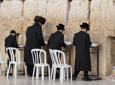Kudüs, İsrail - 18 Şubat 2013: Kudüs'teki Ağlama duvarında Bar Mitzvah ritüeli. Bar Mitzvah olan 13 yaşındaki bir çocuk ahlaki ve etik olarak kararlarından ve eylemlerinden sorumludur.