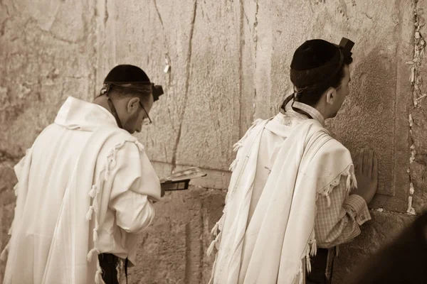 JERUSALEM, ISRAEL - 18 de febrero de 2013: Ritual de Bar Mitzvah en el Muro de los Lamentos en Jerusalén. Un niño de 13 años que se ha convertido en Bar Mitzvah es moral y éticamente responsable de sus decisiones y acciones — Foto de Stock