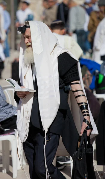 Jerusalem, israel - 18. Februar 2013: Bar-Mizwa-Ritual an der Klagemauer in jerusalem. ein 13-jähriger Junge, der zur Bar Mizwa geworden ist, ist moralisch und ethisch verantwortlich für seine Entscheidungen und Handlungen — Stockfoto