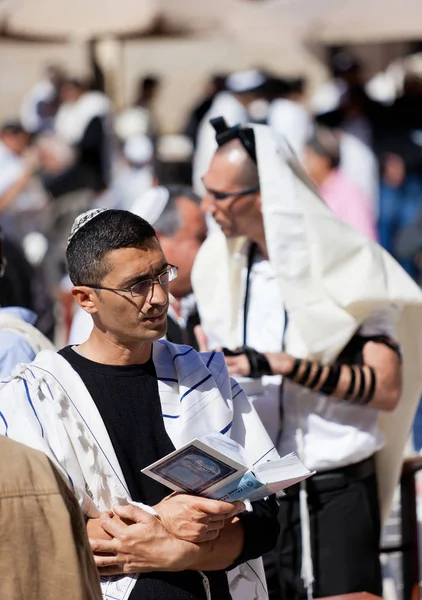 JERUSALEM, ISRAEL - 18 de febrero de 2013: Ritual de Bar Mitzvah en el Muro de los Lamentos en Jerusalén. Un niño de 13 años que se ha convertido en Bar Mitzvah es moral y éticamente responsable de sus decisiones y acciones — Foto de Stock