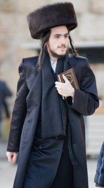 Kudüs, İsrail - 18 Şubat 2013: Kudüs'teki Ağlama duvarında Bar Mitzvah ritüeli. Bar Mitzvah olan 13 yaşındaki bir çocuk ahlaki ve etik olarak kararlarından ve eylemlerinden sorumludur.