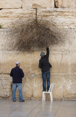 Kudüs, İsrail - 18 Şubat 2013: Kudüs'teki Ağlama duvarında Bar Mitzvah ritüeli. Bar Mitzvah olan 13 yaşındaki bir çocuk ahlaki ve etik olarak kararlarından ve eylemlerinden sorumludur.