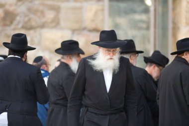 Kudüs, İsrail - 18 Şubat 2013: Kudüs'teki Ağlama duvarında Bar Mitzvah ritüeli. Bar Mitzvah olan 13 yaşındaki bir çocuk ahlaki ve etik olarak kararlarından ve eylemlerinden sorumludur.