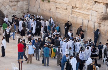 Kudüs, İsrail - 18 Şubat 2013: Kudüs'teki Ağlama duvarında Bar Mitzvah ritüeli. Bar Mitzvah olan 13 yaşındaki bir çocuk ahlaki ve etik olarak kararlarından ve eylemlerinden sorumludur.