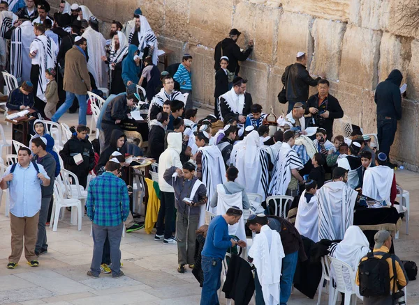 JERUSALEM, ISRAEL - 18 de febrero de 2013: Ritual de Bar Mitzvah en el Muro de los Lamentos en Jerusalén. Un niño de 13 años que se ha convertido en Bar Mitzvah es moral y éticamente responsable de sus decisiones y acciones — Foto de Stock