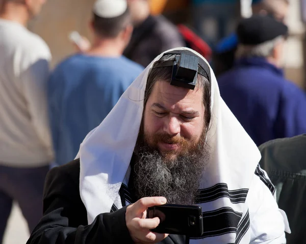 Jerusalem, Israel-Feb 18, 2013: bar mitzvah ritual vid klagomuren i Jerusalem. En 13 år gammal pojke som har blivit bar mitzvah är moraliskt och etiskt ansvarig för sina beslut och handlingar — Stockfoto