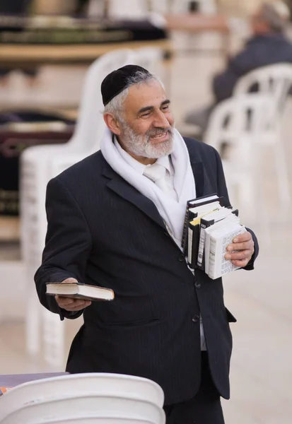 JERUSALEM, ISRAEL - 18 de febrero de 2013: Ritual de Bar Mitzvah en el Muro de los Lamentos en Jerusalén. Un niño de 13 años que se ha convertido en Bar Mitzvah es moral y éticamente responsable de sus decisiones y acciones — Foto de Stock