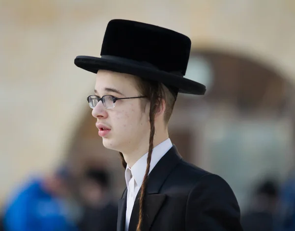 Jerusalem, Israel-Feb 18, 2013: bar mitzvah ritual vid klagomuren i Jerusalem. En 13 år gammal pojke som har blivit bar mitzvah är moraliskt och etiskt ansvarig för sina beslut och handlingar — Stockfoto