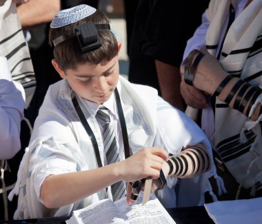 Kudüs, İsrail - 18 Şubat 2013: Kudüs'teki Ağlama duvarında Bar Mitzvah ritüeli. Bar Mitzvah olan 13 yaşındaki bir çocuk ahlaki ve etik olarak kararlarından ve eylemlerinden sorumludur.