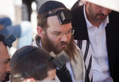 Kudüs, İsrail - 18 Şubat 2013: Kudüs'teki Ağlama duvarında Bar Mitzvah ritüeli. Bar Mitzvah olan 13 yaşındaki bir çocuk ahlaki ve etik olarak kararlarından ve eylemlerinden sorumludur.