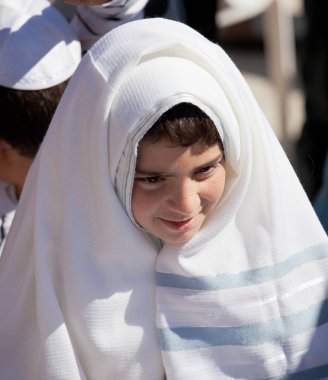 Kudüs, İsrail - 18 Şubat 2013: Kudüs'teki Ağlama duvarında Bar Mitzvah ritüeli. Bar Mitzvah olan 13 yaşındaki bir çocuk ahlaki ve etik olarak kararlarından ve eylemlerinden sorumludur.