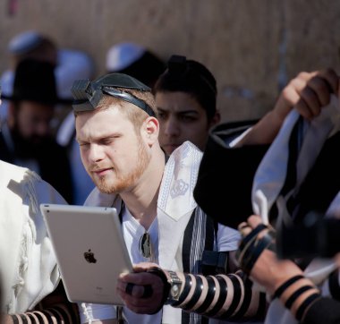 Kudüs, İsrail - 18 Şubat 2013: Kudüs'teki Ağlama duvarında Bar Mitzvah ritüeli. Bar Mitzvah olan 13 yaşındaki bir çocuk ahlaki ve etik olarak kararlarından ve eylemlerinden sorumludur.