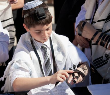 Kudüs, İsrail - 18 Şubat 2013: Kudüs'teki Ağlama duvarında Bar Mitzvah ritüeli. Bar Mitzvah olan 13 yaşındaki bir çocuk ahlaki ve etik olarak kararlarından ve eylemlerinden sorumludur.