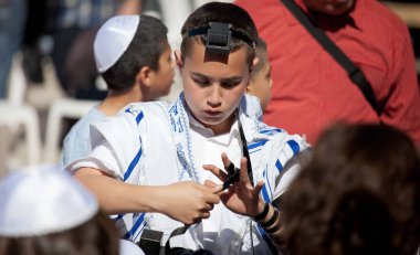 Kudüs, İsrail - 18 Şubat 2013: Kudüs'teki Ağlama duvarında Bar Mitzvah ritüeli. Bar Mitzvah olan 13 yaşındaki bir çocuk ahlaki ve etik olarak kararlarından ve eylemlerinden sorumludur.