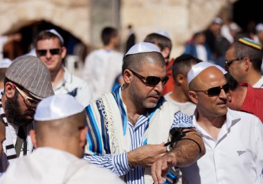 Kudüs, İsrail - 18 Şubat 2013: Kudüs'teki Ağlama duvarında Bar Mitzvah ritüeli. Bar Mitzvah olan 13 yaşındaki bir çocuk ahlaki ve etik olarak kararlarından ve eylemlerinden sorumludur.