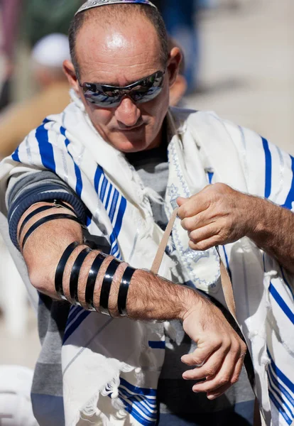 Jerusalem, israel - 18. Februar 2013: Bar-Mizwa-Ritual an der Klagemauer in jerusalem. ein 13-jähriger Junge, der zur Bar Mizwa geworden ist, ist moralisch und ethisch verantwortlich für seine Entscheidungen und Handlungen — Stockfoto