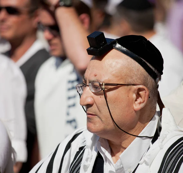 Jerusalem, Israel-Feb 18, 2013: bar mitzvah ritual vid klagomuren i Jerusalem. En 13 år gammal pojke som har blivit bar mitzvah är moraliskt och etiskt ansvarig för sina beslut och handlingar — Stockfoto