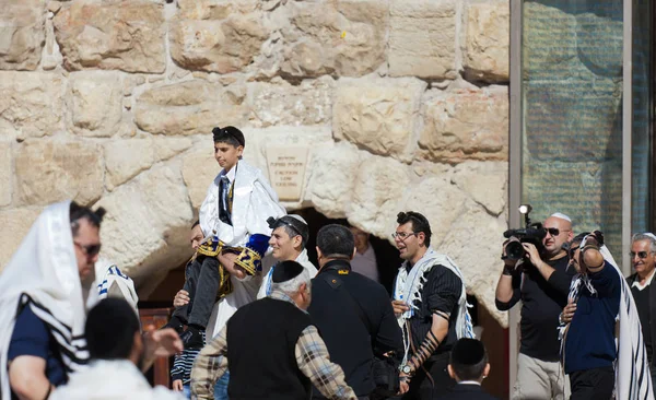 JERUSALEM, ISRAEL - Feb 18, 2013: Bar Mitzvah ritual at the Wailing wall in Jerusalem. A 13 years old boy who has become Bar Mitzvah is morally and ethically responsible for his decisions and actions — Stock Photo, Image