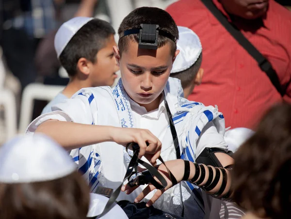 Jerozolima, Izrael-18 lutego, 2013: rytuał bar Mitzvah na ścianie płaczu w Jerozolimie. 13-letni chłopiec, który stał się bar Mitzvah jest moralnie i etycznie odpowiedzialny za swoje decyzje i działania — Zdjęcie stockowe