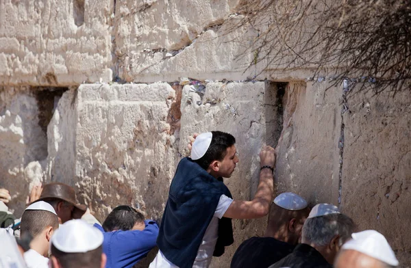 Kudüs, İsrail - 18 Şubat 2013: Kudüs'teki Ağlama duvarında Bar Mitzvah ritüeli. Bar Mitzvah olan 13 yaşındaki bir çocuk ahlaki ve etik olarak kararlarından ve eylemlerinden sorumludur. — Stok fotoğraf