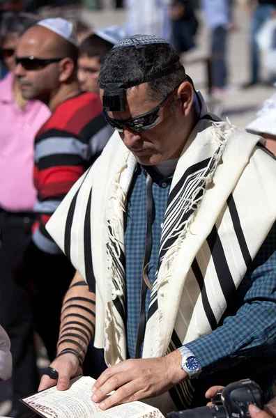 Jerusalem, Israel-Feb 18, 2013: bar mitzvah ritual vid klagomuren i Jerusalem. En 13 år gammal pojke som har blivit bar mitzvah är moraliskt och etiskt ansvarig för sina beslut och handlingar — Stockfoto