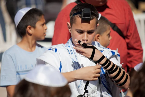 JERUSALEM, ISRAEL - 18 de febrero de 2013: Ritual de Bar Mitzvah en el Muro de los Lamentos en Jerusalén. Un niño de 13 años que se ha convertido en Bar Mitzvah es moral y éticamente responsable de sus decisiones y acciones — Foto de Stock