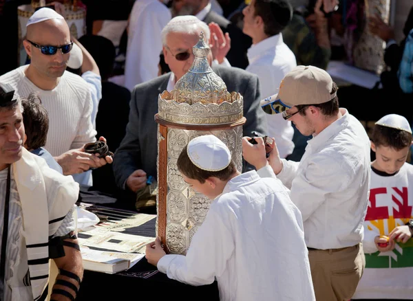 Jerusalem, israel - 18. Februar 2013: Bar-Mizwa-Ritual an der Klagemauer in jerusalem. ein 13-jähriger Junge, der zur Bar Mizwa geworden ist, ist moralisch und ethisch verantwortlich für seine Entscheidungen und Handlungen — Stockfoto