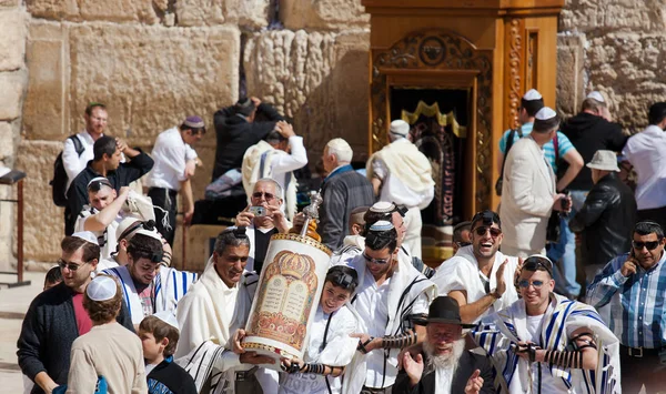 Jerozolima, Izrael-18 lutego, 2013: rytuał bar Mitzvah na ścianie płaczu w Jerozolimie. 13-letni chłopiec, który stał się bar Mitzvah jest moralnie i etycznie odpowiedzialny za swoje decyzje i działania — Zdjęcie stockowe