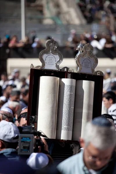 Jeruzalem, Israël-feb 18, 2013: Bar Mitzvah ritueel aan de Klaagmuur in Jeruzalem. Een 13-jarige jongen die Bar Mitzvah is geworden, is moreel en ethisch verantwoordelijk voor zijn beslissingen en acties — Stockfoto