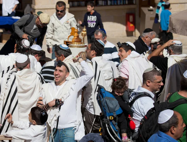 Jerusalem, israel - 18. Februar 2013: Bar-Mizwa-Ritual an der Klagemauer in jerusalem. ein 13-jähriger Junge, der zur Bar Mizwa geworden ist, ist moralisch und ethisch verantwortlich für seine Entscheidungen und Handlungen — Stockfoto